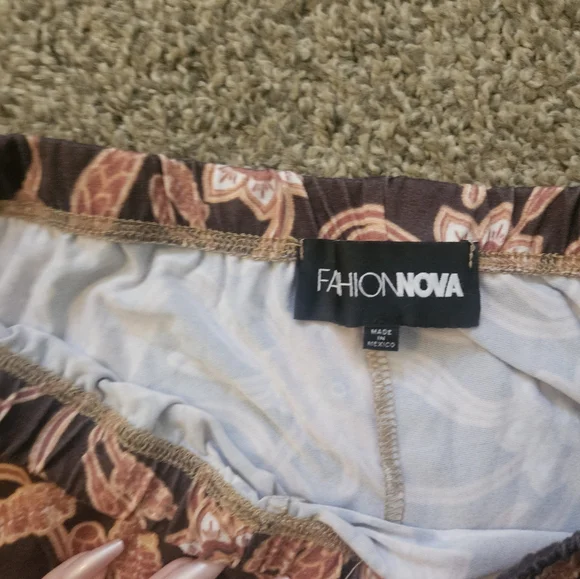 Fashion Nova Foral Patterned Flare Pants 70s Style - Picture 2 of 4